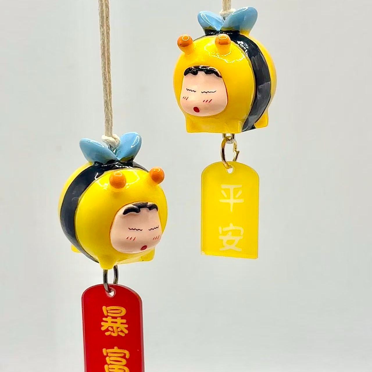 Interior Design App - Figur Cosplay Crayon Shin-chan Bee, Gantungan